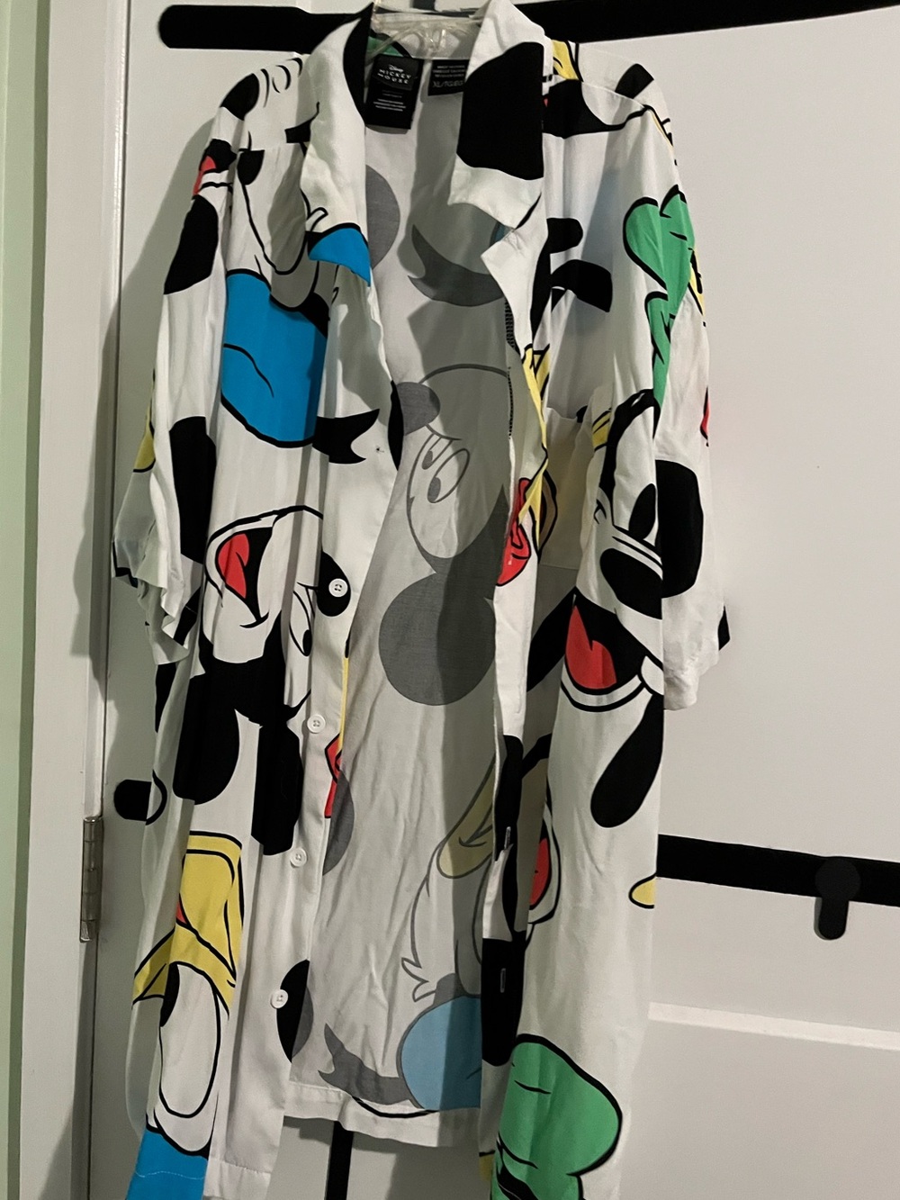 Disney Parks Men's XL White Short Sleeve Button Up Mickey Donald Goofy - Picture 2 of 9